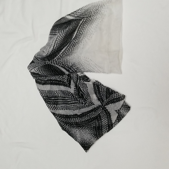 Infinity scarf black and white - Picture 2 of 2